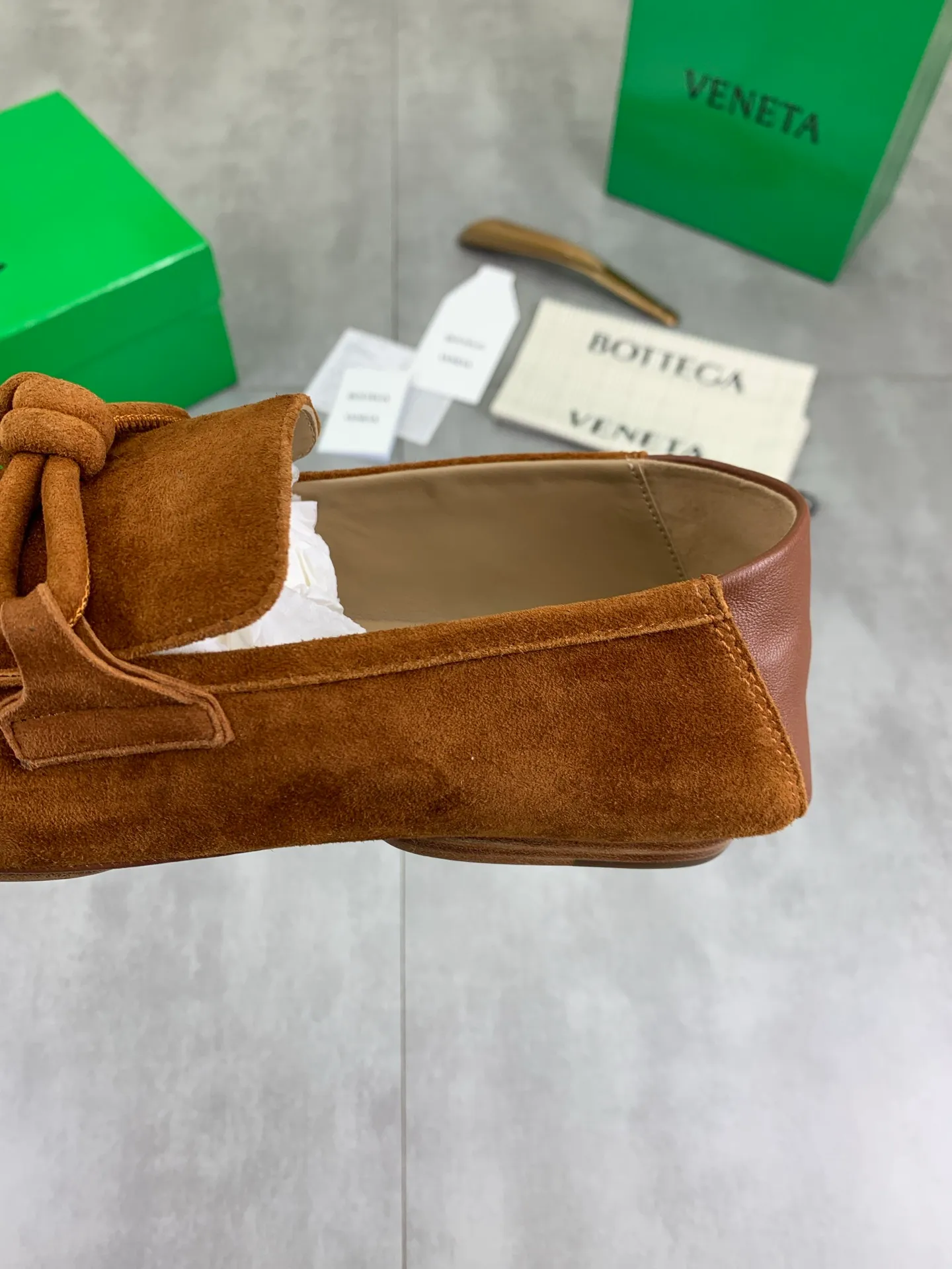 Factory price P760💰Top quality (genuine leather outsole series)💎💎💎 BOTTEGA VENETA official website synchronizes the latest model, top version of the highest version of BV business leather shoes in the market, accept material comparison, shoe type comparison, process comparison, practical and texture, versatile, suitable for any occasion, the more you look at it, the more flavorful it becomes. Pure hand-woven craftsmanship - upper material, imported original hand-woven calfskin - high-quality water-dyed sheepskin lining - original private model custom-made hand-made leather outsole -Size: female 35-39 (34 40 customized) male 39-44 (38 45 customized) Comes with original BV green box, complete packaging.